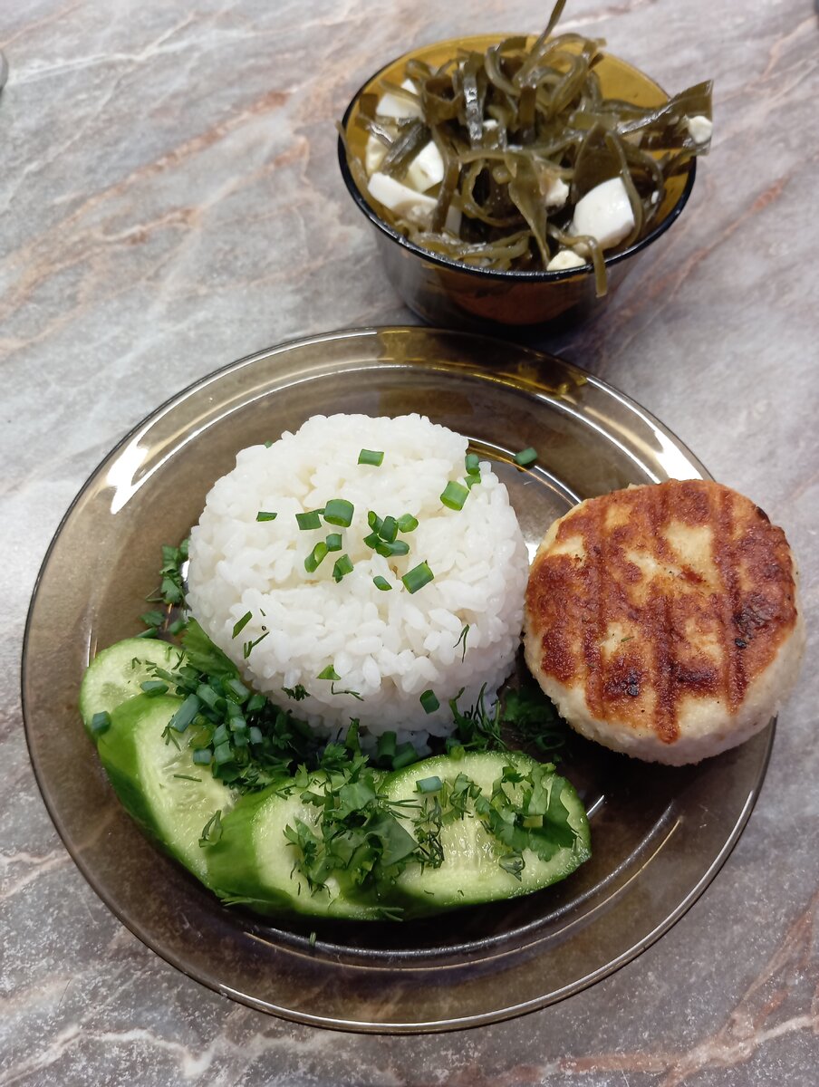 Рис - 150 гр, котлетка куриная - 70 гр, огурчик - 40 гр