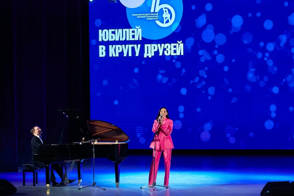 Алсу поблагодарила отца за мощную поддержку прямо со сцены. Фото: rusoil.net