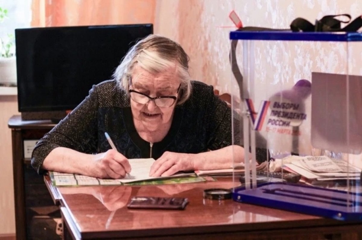    В Кандалакше почётный гражданин дома проголосовала на выборах президента РФ