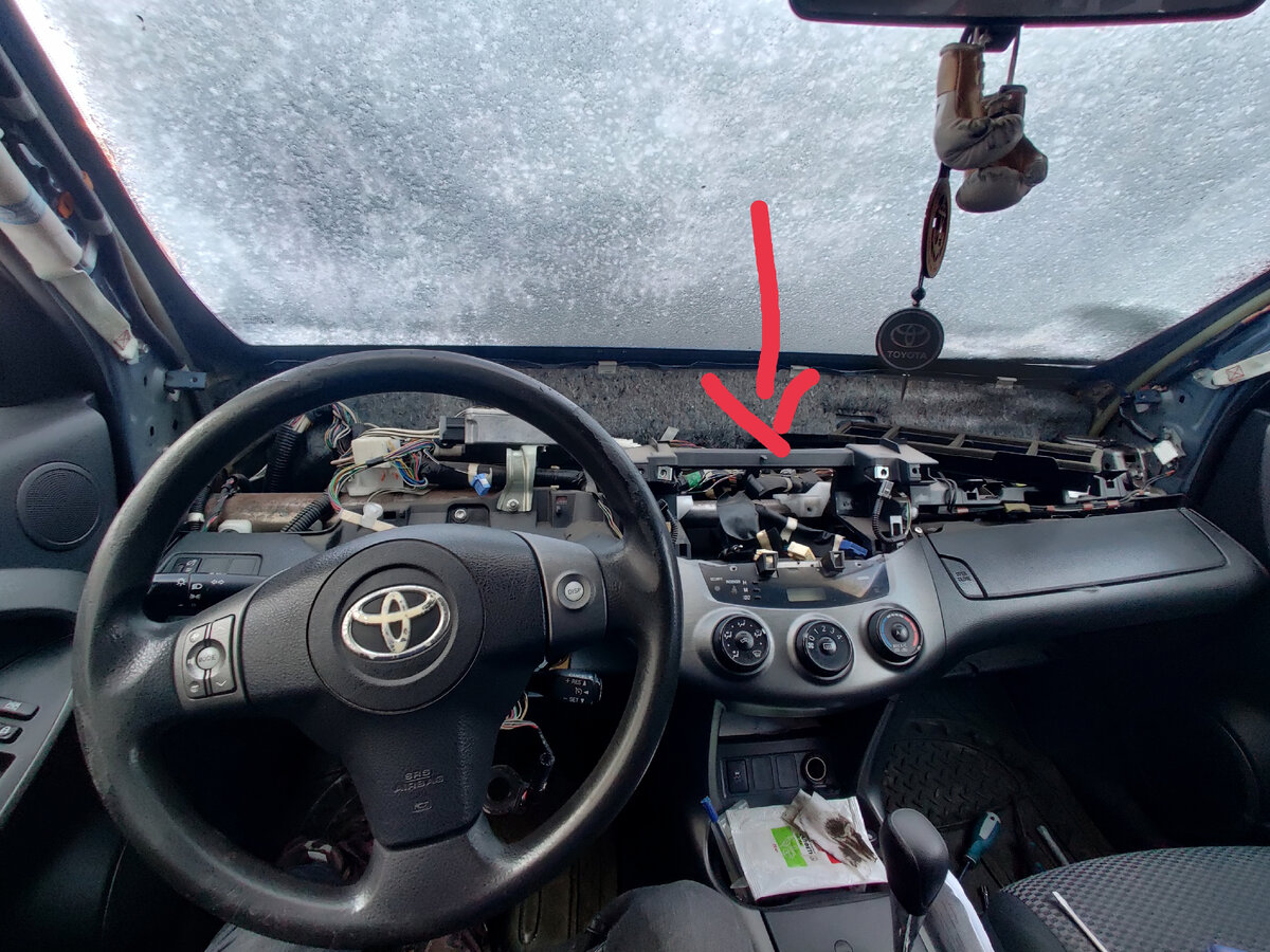 Придется поломать руки в трёх местах чтоб его достать.