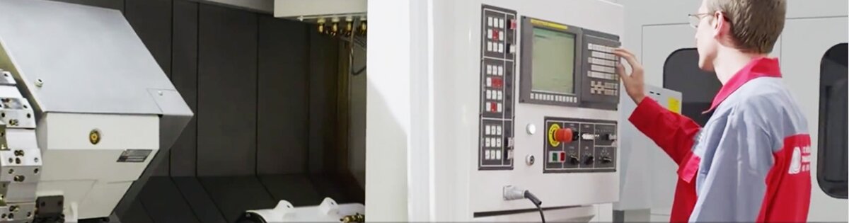 1.3 + 2 обработка позиций 
При выполнении программы 3-осевого фрезерования две оси вращения 5-осевого станка используются для удержания режущего инструмента в наклонном положении, отсюда и название резки 3+2. 4-осевые и 5-осевые станки также называются 5-осевыми станками, поскольку они не являются непрерывными во время обработки, а используются в фиксированных положениях для определения ориентации инструмента.

Принцип обработки позиционирования 3+2 заключается, по существу, в реализации трехосевой функции под определенным углом (т. е. "позиционирование"). Короче говоря, после того, как станок повернет угол, он также будет обработан обычным 3-осевым методом.

2. Что такое пятиосевая одновременная обработка?

Согласно правилам ИСО, при описании движения машин с цифровым управлением используется левосторонняя прямоугольная система координат. Среди них ось, параллельная главной оси, определяется осью z, и добавляется V-образный сердечник. Координаты вращения свободного процесса ЧПУ вокруг осей X, Y и Z равны A, B и C соответственно. Как правило, 5-осевая связь представляет собой линейное интерполяционное Движение 5 координат в x, y, z, a и b.

3.разница между позиционированием 3+2 и пятиосевым рычагом

Отраслевые объекты 3+2-позиционной обработки и пятиосевой рычажной обработки различны. 5-осевая рычажная обработка подходит для обработки криволинейных поверхностей, в то время как 3+2-позиционная обработка подходит для обработки плоскостей.

Преимущества обработки позиционирования 3+2:

В чем разница между пятиосевым 3+2 и пятиосевым рычагом?

1) можно использовать более короткие и жесткие режущие инструменты.

2) инструмент можно наклонить под углом к поверхности, а шпиндельную головку можно выдвинуть ниже, ближе к заготовке.

3) расстояние перемещения инструмента короткое, а программный код небольшой.

Ограничения обработки позиционирования 3+2:

3+2 позиционная обработка обычно рассматривается как установка под постоянным углом к шпинделю. Сложные заготовки могут требовать многократного наклонного обзора всей заготовки, но это может привести к перекрытию траекторий движения инструмента, что увеличивает время обработки.

Преимущества одновременной пятиосевой обработки:

1) никакие приспособления не необходимы во время обработки, таким образом уменьшая цену приспособлений, избегая множественных приспособлений, и улучшая точность обработки прессформы.

2) уменьшите количество используемых приспособлений.

3) исключите много инструментов из механической обработки, тем самым снизив затраты на инструмент.

4) во время обработки длина режущей кромки инструмента может быть увеличена, сила резания может быть уменьшена, а срок службы инструмента может быть увеличен.

Ограничения пятиосевой навески:

1) по сравнению с позиционированием 3+2 жесткость шпинделя несколько снижается.

2) Иногда не следует использовать пятиосевую систему. Например, если инструмент слишком короткий или ручка инструмента слишком большая, вибрации избежать невозможно.

3) по сравнению с трехосевыми станками погрешность точности обработки больше.