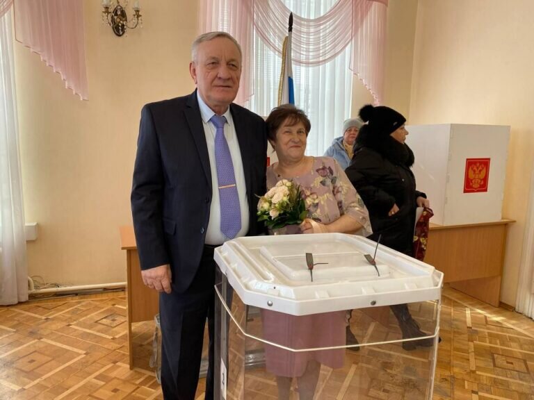    На избирательном участке в оренбургском ЗАГСе проголосовали золотые юбиляры Пройдаковы Кристина Просвиркина