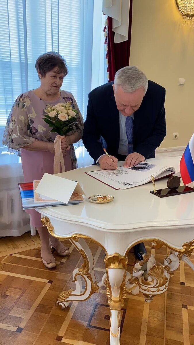  📷    На избирательном участке в оренбургском ЗАГСе проголосовали золотые юбиляры Пройдаковы Кристина Просвиркина