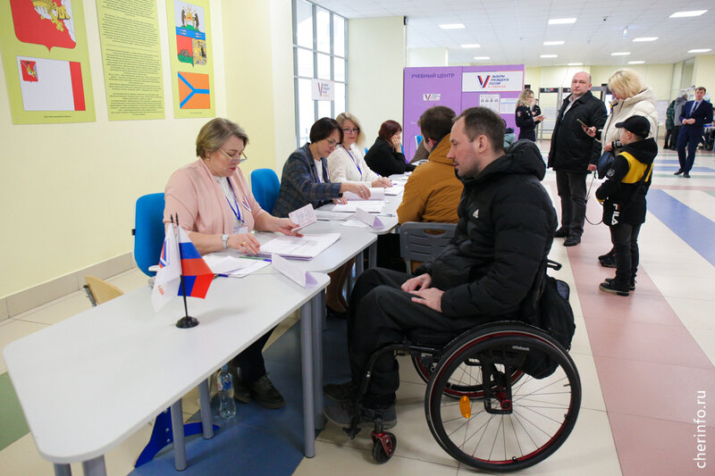    Сегодня Дмитрий Беляев, фехтовальщик на колясках, чемпион России, Европы, призер чемпионата мира, проголосовал на участке № 997 в школе № 23.