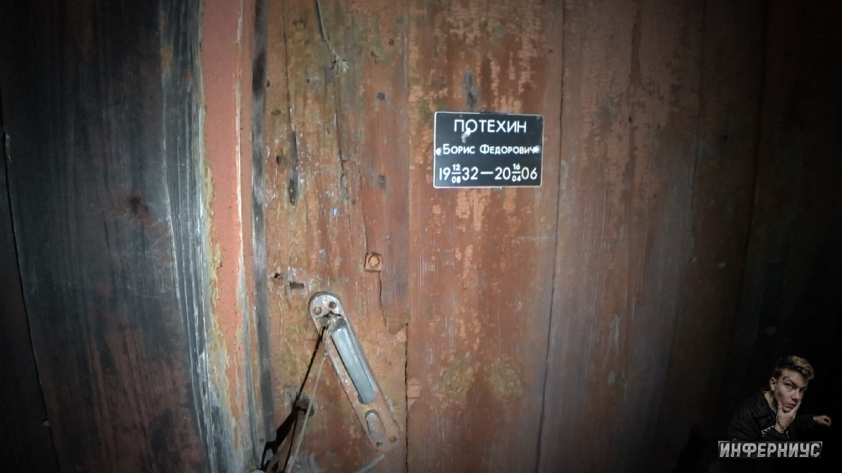 Дом последнего жителя с табличкой .