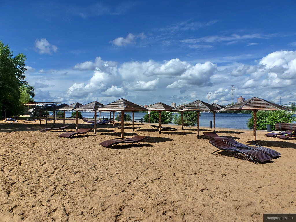 Берег в москве это. Пляж левобережный химки. Побережье москвы реки. Москва река в москве. Берег в москве это.