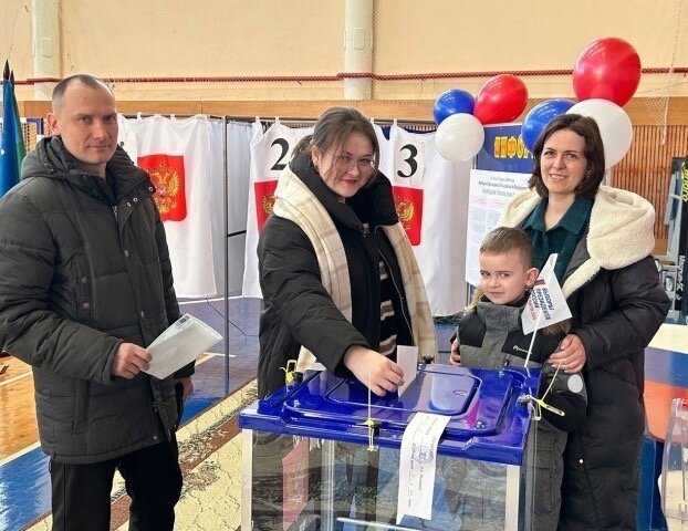    Семья Ушаковых из Сургутского района поделилась фото с избирательного участка в рамках акции «Всей семьей — на выборы»