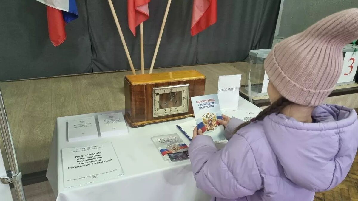     Сегодня, 16 марта, второй день трехдневного голосования на президентских выборах. На одном из участков в Ворошиловском районе Волгограда проголосовали уже около половины потенциальных избирателей, многие приходят целыми семьями.