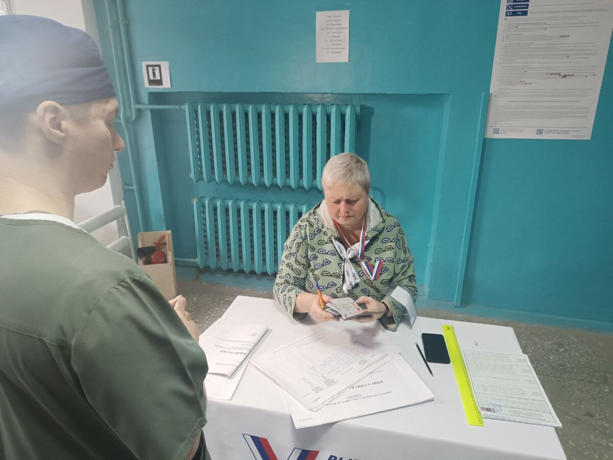    «Надеемся на мир и победу». В подшефной Югре Макеевке голосуют за будущее России