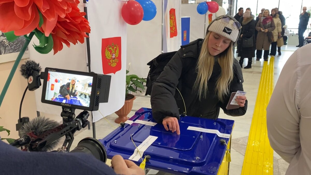    В Югре проголосовали артисты Донецкого академического молодежного театра