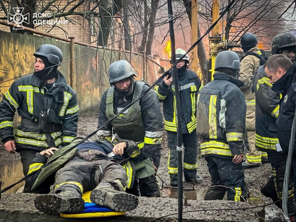    Спасатели на месте одного из взрывов.