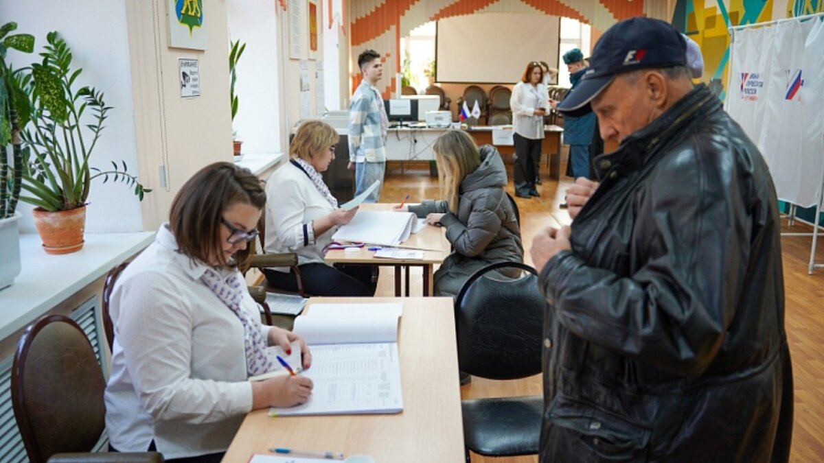     Татьяна Гладких отметила, что жители края активно принимают участие в голосовании, пользуются в том числе и дополнительными возможностями, предоставленными им законом.