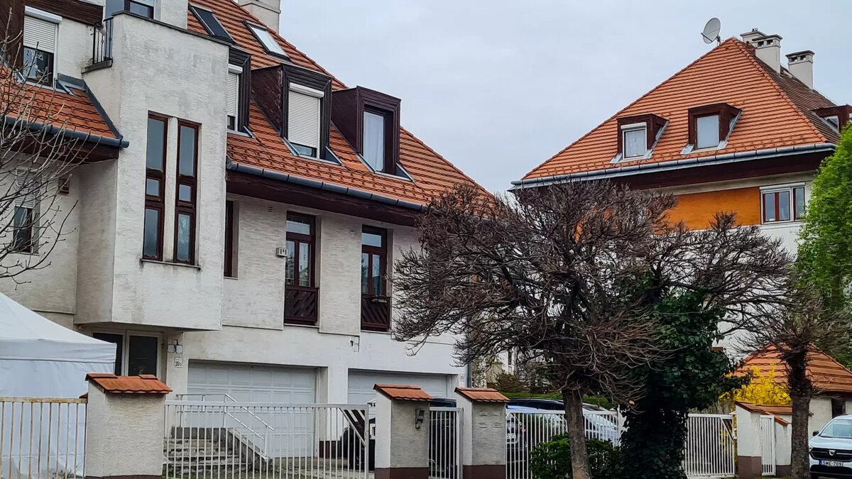     На фоне становящейся менее доступной ипотеки некоторые семьи нашли для себя другой вариант жилья — частные дома за городом. За год популярность такой недвижимости выросла на 70%. Эксперты рассказали, с чем связан этот тренд и какие дома покупают россияне.