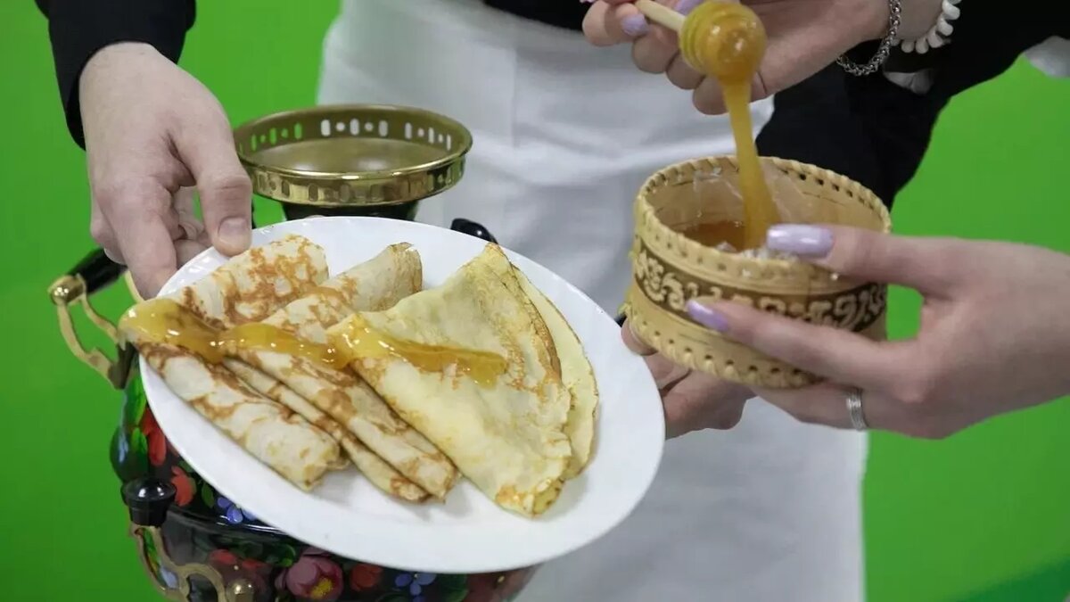     В Тюменской области проходят масленичные гуляния в рамках фестиваля «Тюменская весна. Всей семьей». Жителей и гостей региона угощают ароматными блинами, армейской кашей и горячим чаем.