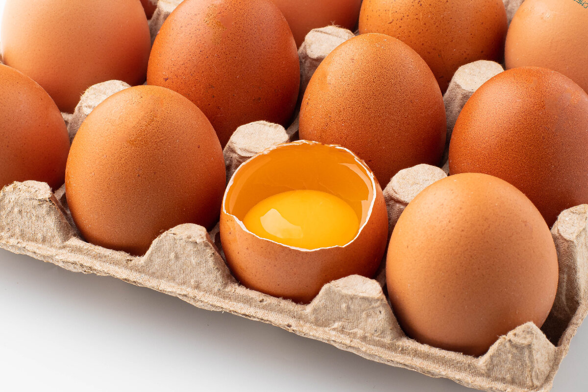 Раньше яйца долго критиковали из-за высокого содержания холестерина, но теперь врачи не считают, что нужно жесткого ограничивать их употребление — что же изменилось?