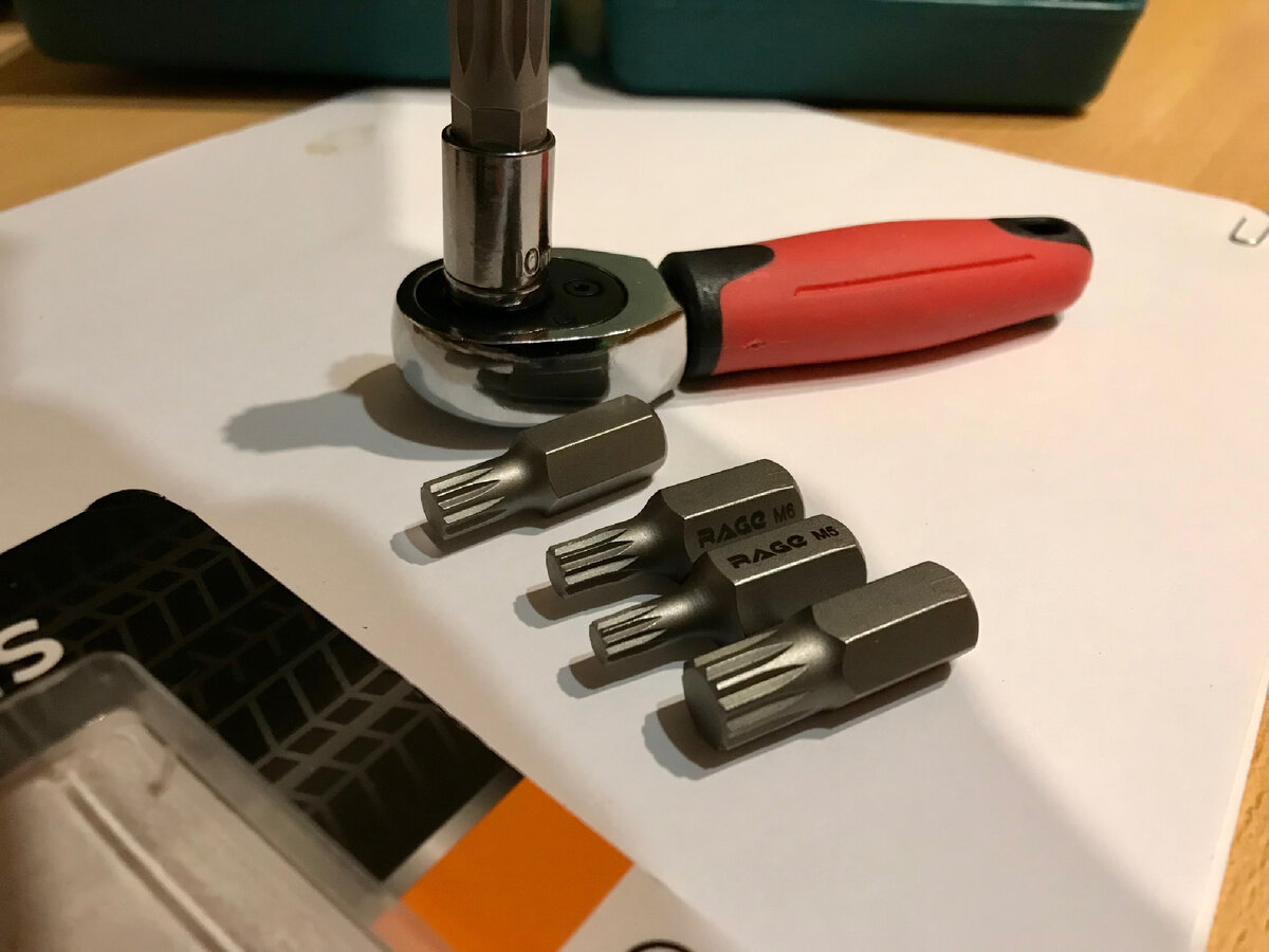 Биты m5-m12 и трещотка 90 мм длиной.