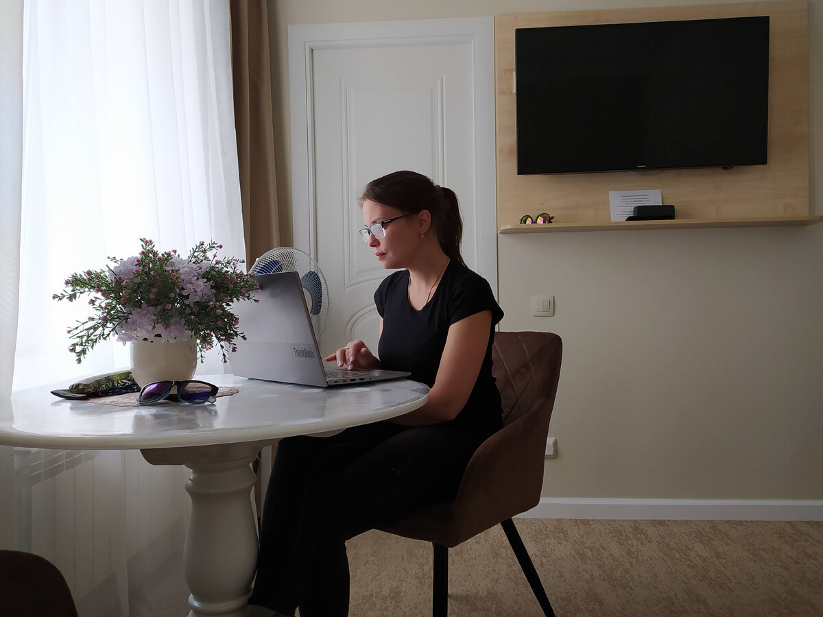 Да, это я. На фото реальный процесс моей работы! 2021 год, я только заселилась в гостиницу в Питере, и что же я делаю? Правильно, выкладываю очередную главу "Деревенских рассказов" на канал.