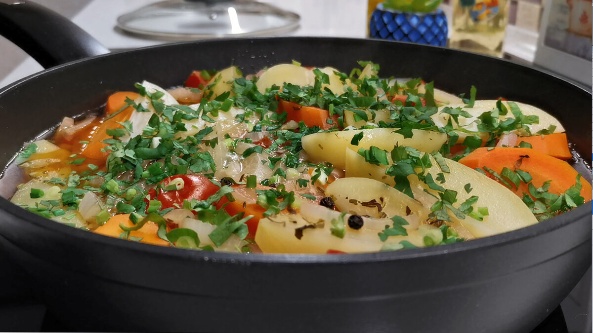 Накормил семью от души и посуды использовал минимум. Приготовил вкуснейший ужин в одной сковороде (рецепт из крылышек и овощей)