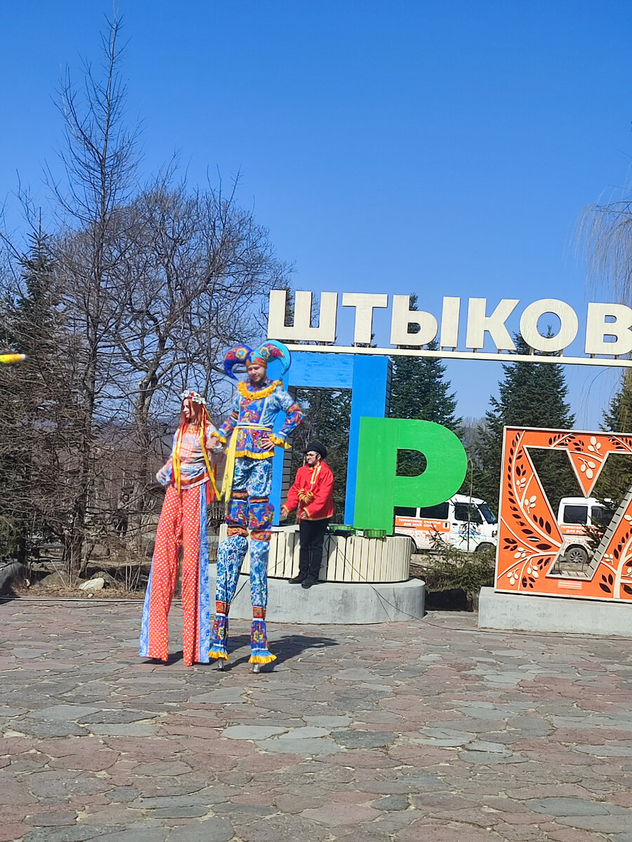 Скоморохи на ходулях - давно позабытое зрелище. Фото автора.