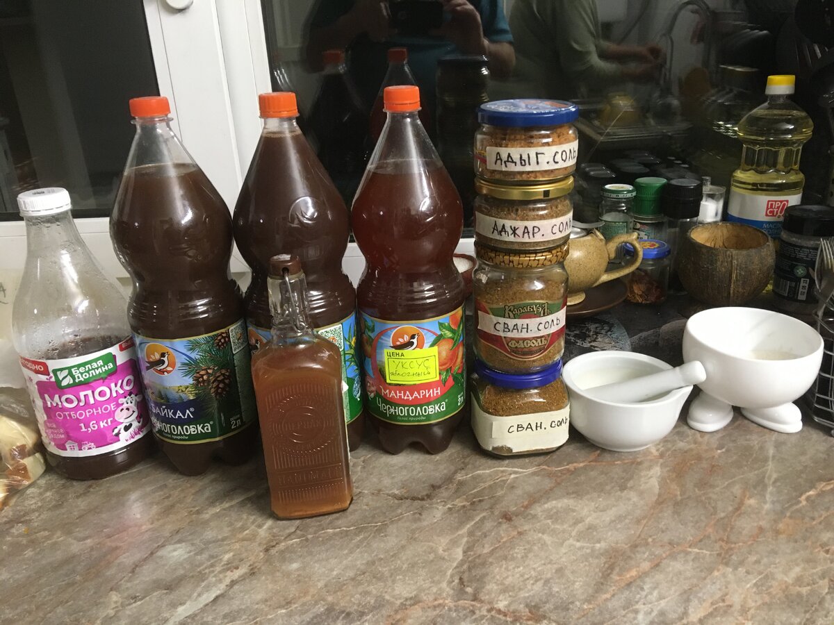 Соли готовы. На зиму не хватило. Уксусы на фото также самодельные: виноградный, яблочный, абрикосовый - проще не бывает.