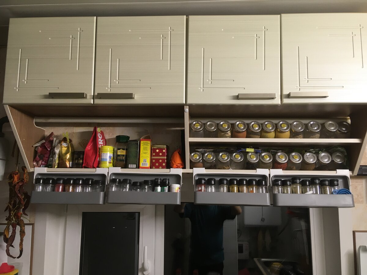 Чтобы было понятно, что я не фантазирую - это моя домашняя антресоль со специями и приправами (и это еще верхние дверцы не открыты - там ай-вэй!!!)