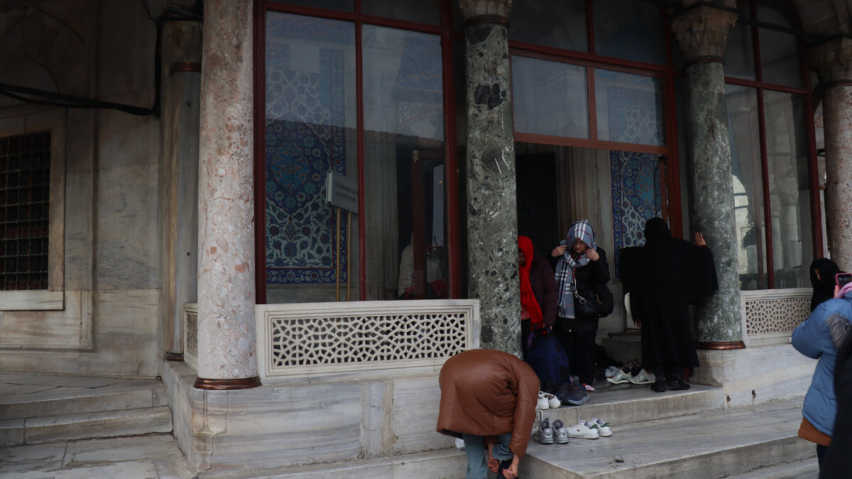 Обувь снял - обувь надел (вход в мавзолей Сулеймана Великолепного)