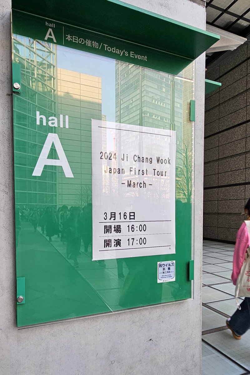 Фотографировать очередь не разрешали, но ее можно заценить в отражении 😂 при этом это мы ещё на улице и прошли уже минут 20. А как только входишь внутрь, там ещё половина пути.