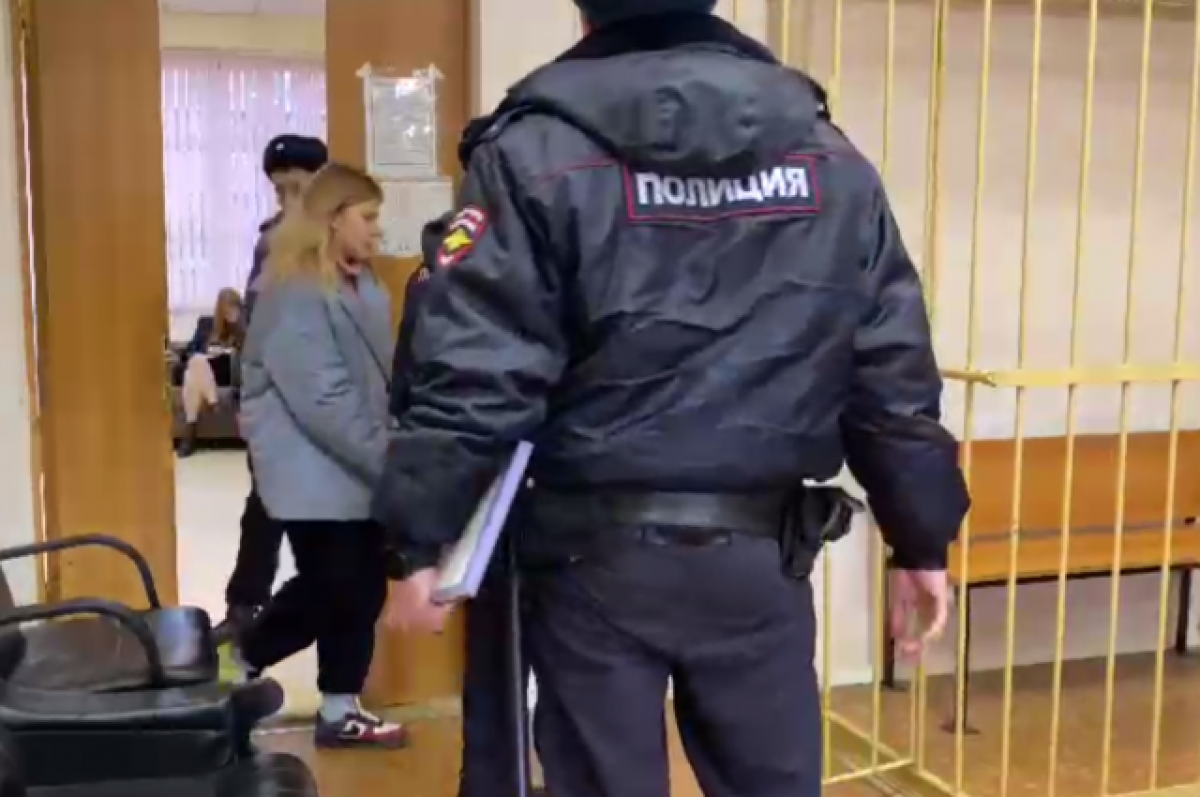    Кинувшую коктейль Молотова в дверь избиркома петербурженку взяли под стражу