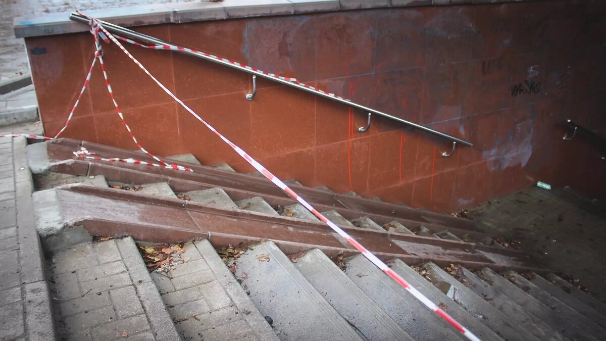     В Ростове сообщают об частичном обрушении облицовки и аварийном состоянии подземного перехода на Театральном проспекте, сведения об этом появились в местном Telegram-канале.