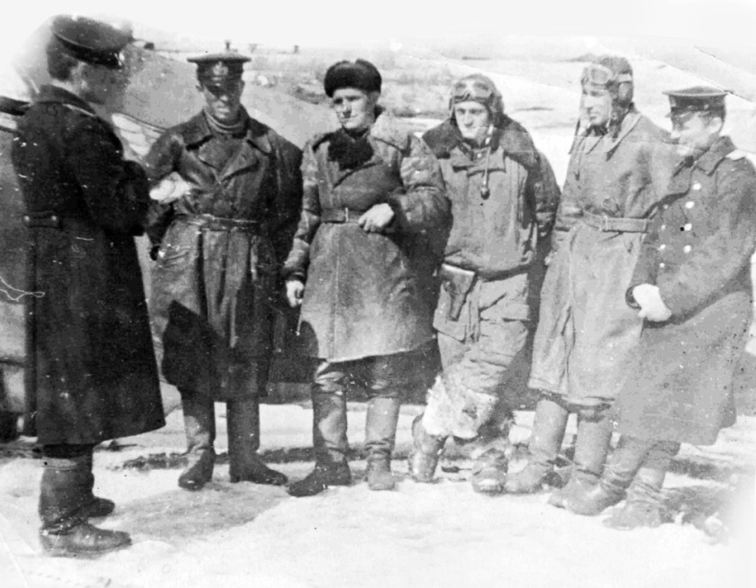 На фото: г.Хабаровск 1944г    КАФ 45-ОИАП    Красная речка – Корсаково Аэродром.
Стоят (слева направо): Шевцов Коля, Хлустиков, однополчанин (имя неизвестно), Лиштванов, Семенов Д.В., Шаламов (Шеламов?).