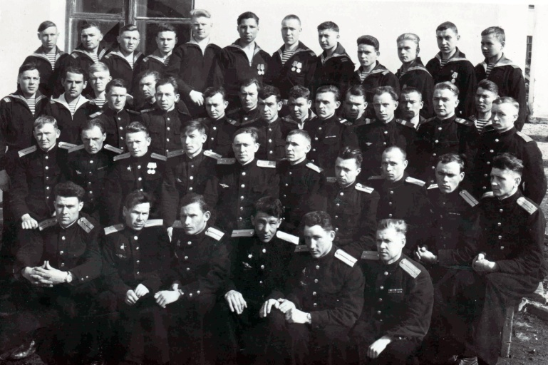 На фото (из архива Семенова Д.В.): от 9мая 1945 (точнее-1946г) личный состав 45-ОИАП - Отдельного Истребительного АвиаПолка АКвФ (КАФ) – они участники Войны с Японией (1945г) и участники освобождения Маньчжурии КНР от японских интервентов. Ком. Звена ст. лейтенант Семенов Д.В.- четвертый слева во втором снизу ряду.