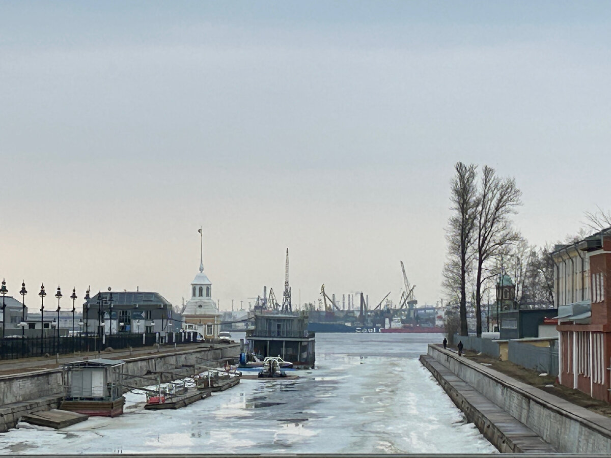 Кроншпицы на входе в Шкиперский канал, соединяющий Финский залив с Галерной гаванью.