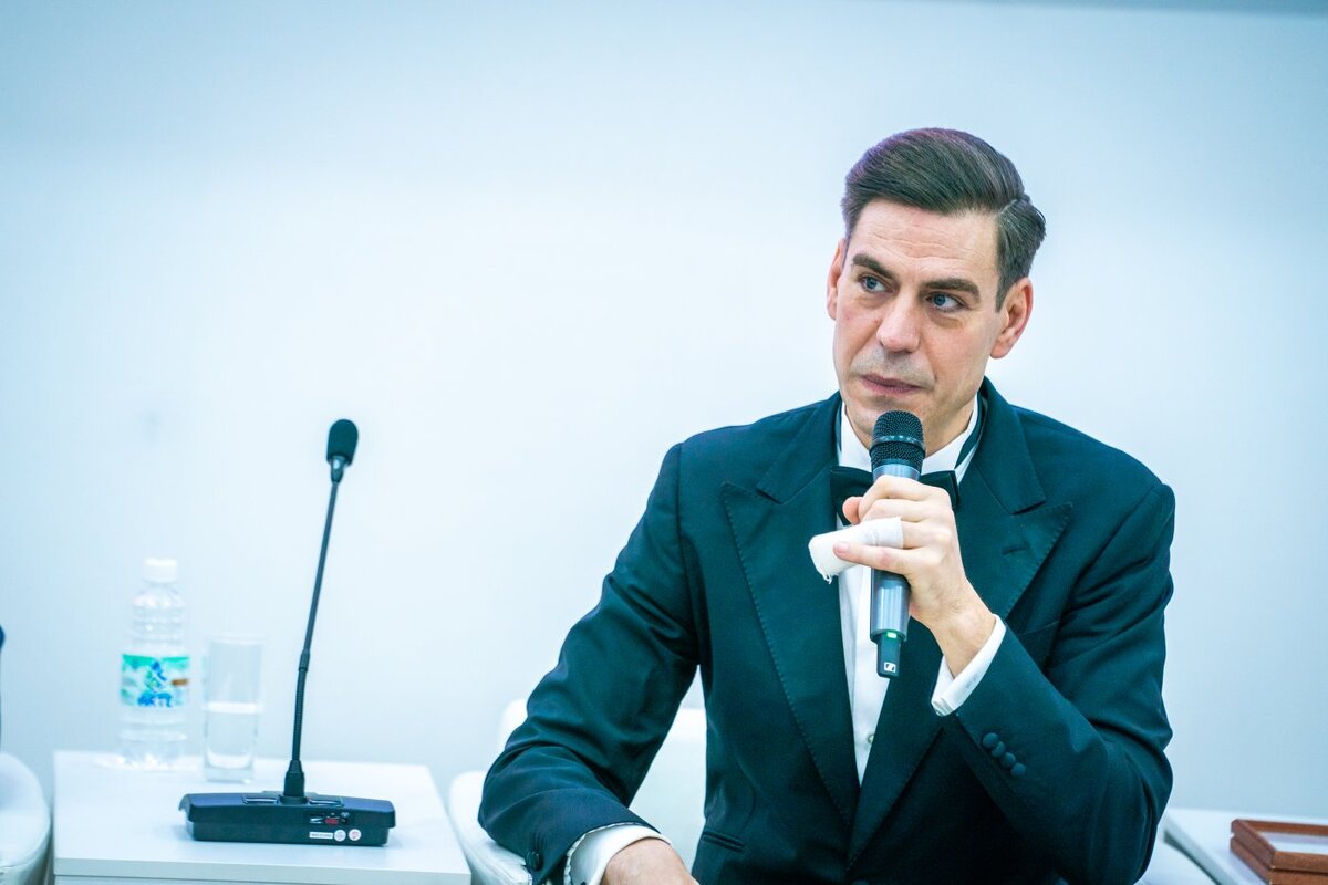    Дмитрий Дюжев прочитал мотивационную лекцию студентам из Югры и иностранным участникам региональной программы ВФМ-2024