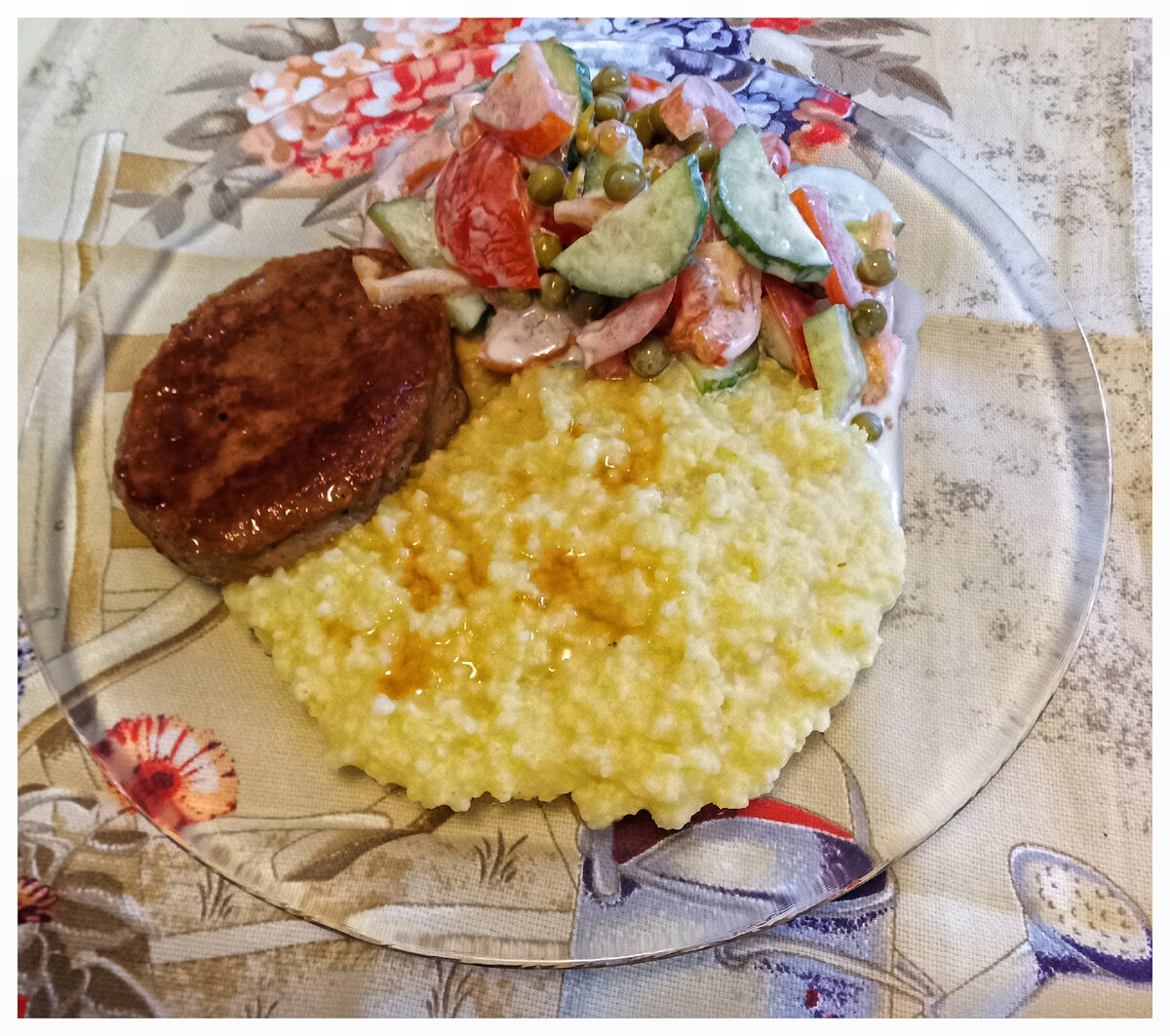 Вот такой вкусный обед у Вани, нам я сделала капустный салат (в нём больше клетчатки)