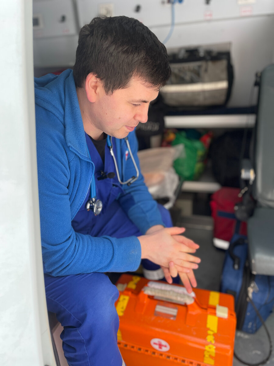 -Ничего я ему делать не буду! Не видите что ли, он притворяется ...