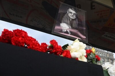    Портрет Александра Ширвиндта в окне здания Московского академического театра сатиры в Москве ©Илья Питалев РИА Новости