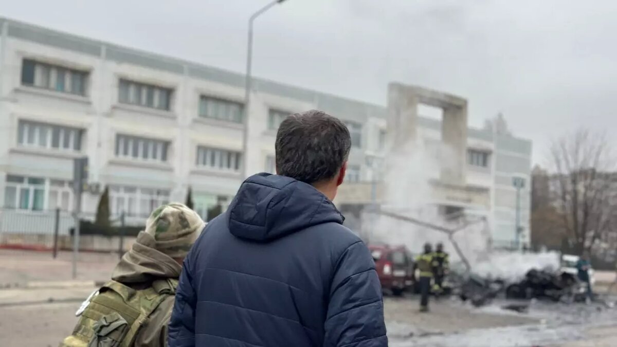     Власти Белгородской области приняли решение закрыть на ближайшие дни школы, колледжи и торговые центры региональной столицы из-за участившихся обстрелов.