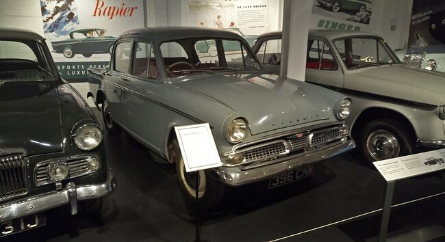 2.  Hillman Minx модели 1956-1967 годов. Дизайн ателье Раймонда Лоуи, в те же годы сотрудничавшее с фирмой Studebaker. Слева - 1960 Sunbeam Rapier Series III . Справа - 1964 Singer Gazelle. Новая экспозиция.