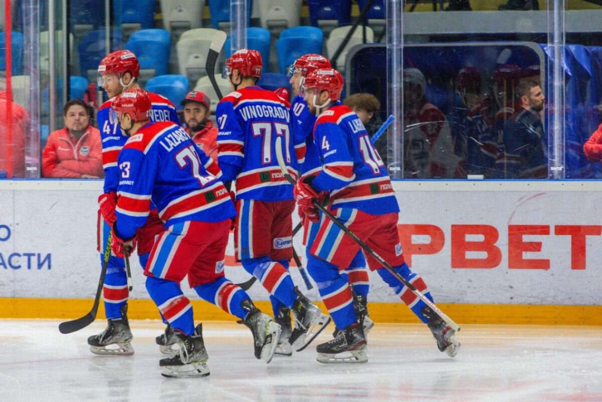 Стартовал четвертый матч 1/4 плей-офф ВХЛ, в котором встречаются тульский АКМ и петербуржская «СКА-Нева». Встреча проходит в Ледовом дворце Санкт-Петербурга.