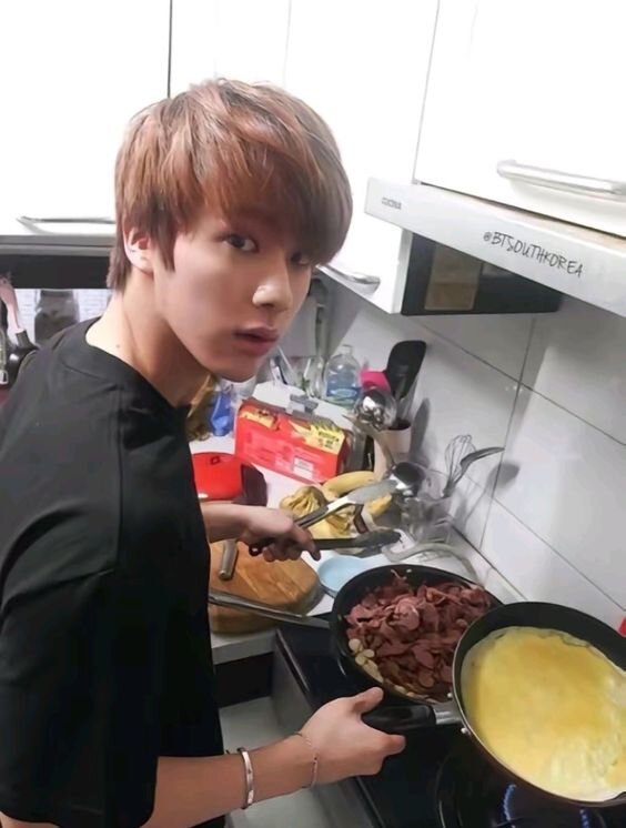 Готовить самому просто надоело ... а в кафе дорого ...  