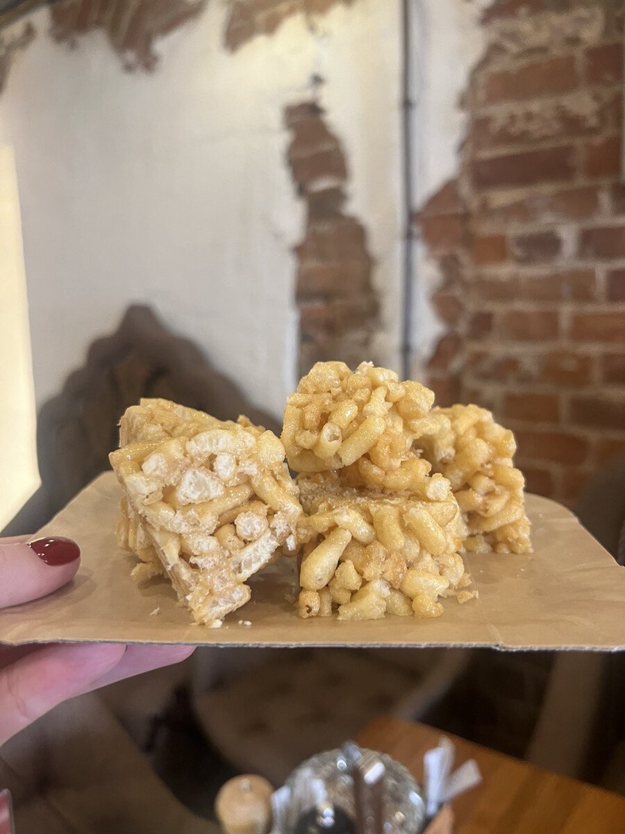 Чак-чак и Эчпочмак. 
Казань, улица Каюма Насыри, 1/5Б