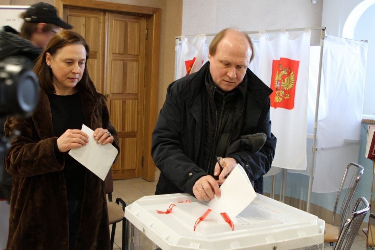    Чета Толстых проголосовали на именном участке в Ясной Поляне