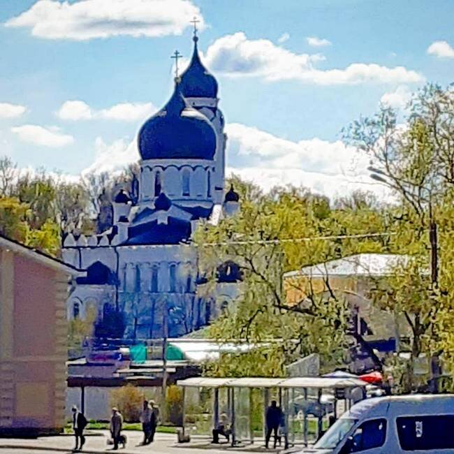 На участке между автобусной остановкой на этой фотографии и церковью расположен городской рынок /фото из личного архива/