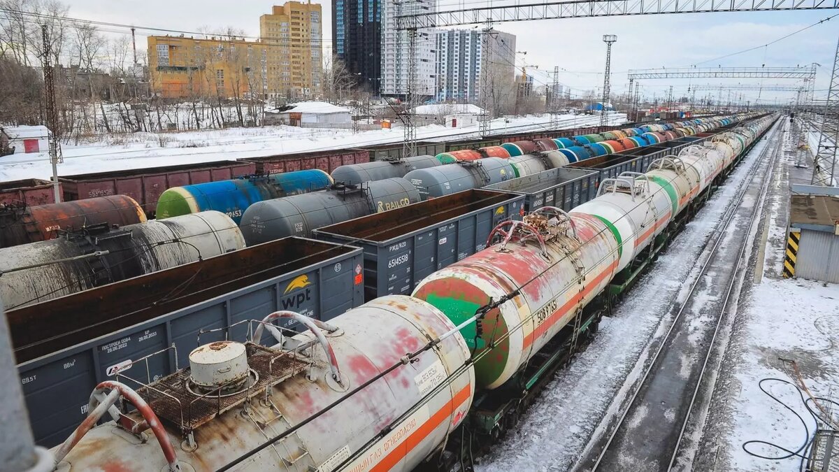 Железная дорога уже давно до пределов загружена. Фото: 1MI