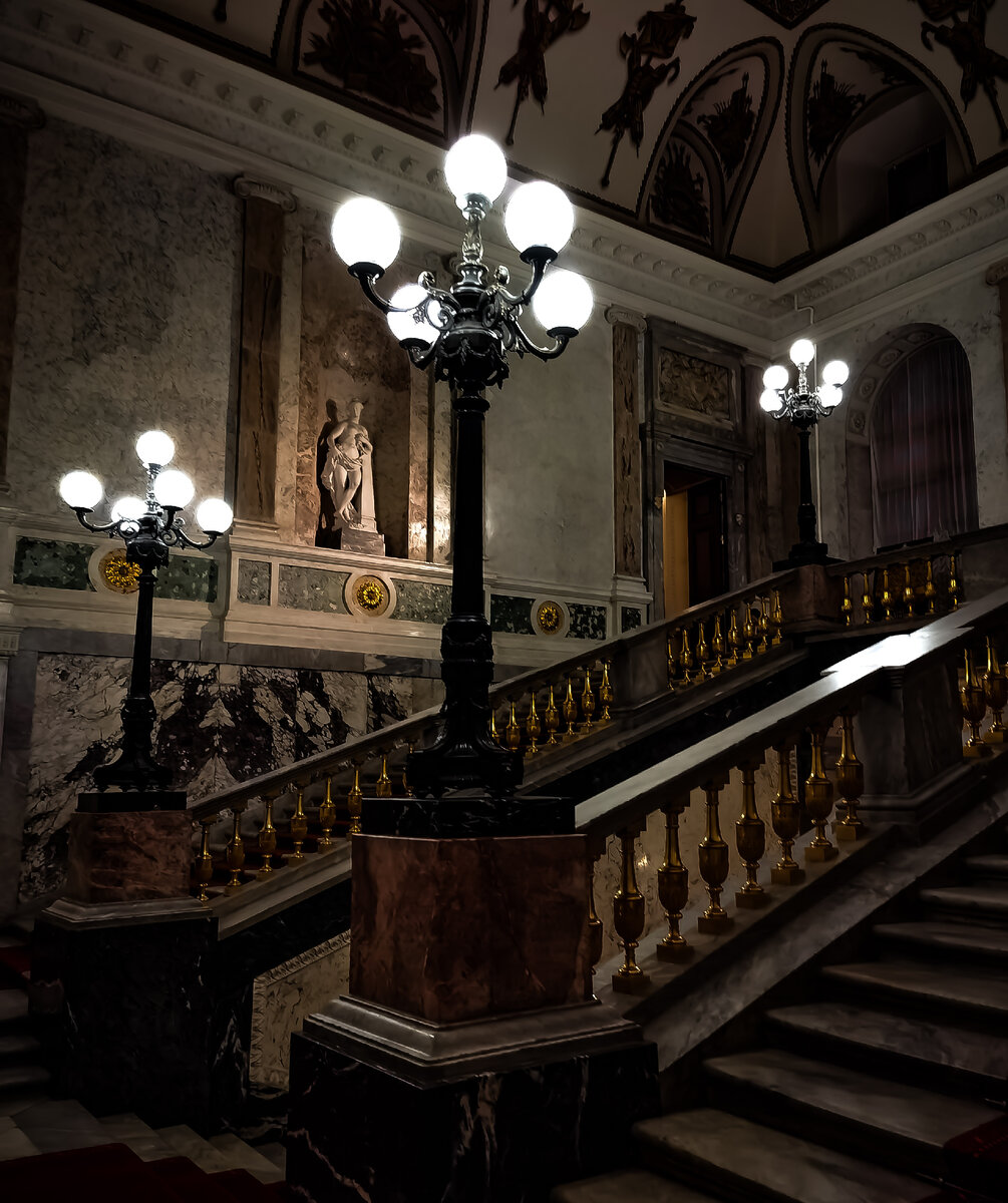 Таинственная лестница бывшего императорского дворца