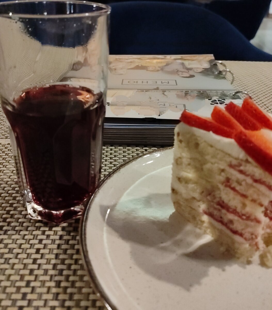 Моя мама говорит: не мучай детей, не порть им детство, пусть едят что хотят, потом научатся есть правильно... (занавес). При том, что она сама всю жизнь борется с лишним весом, вечные диеты, а воз и ныне там, и при росте 153 см весит 96 кг... 