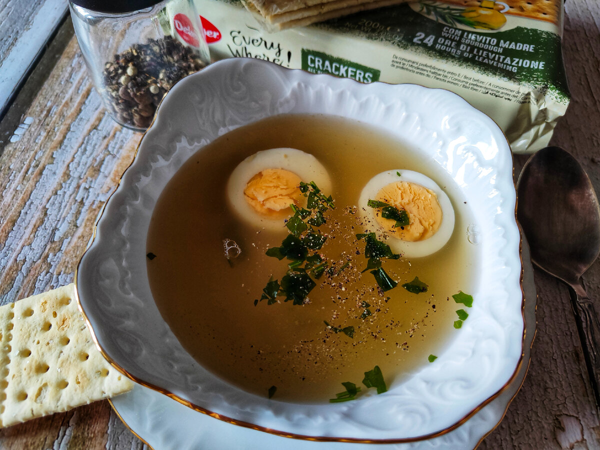 Вкуснейший, ароматный бульон 🤤. Со свежим ржаным хлебом и кусочком свежего сала с чесноком или с румяным пирожком вприкуску - вполне себе полноценный обед 👍 