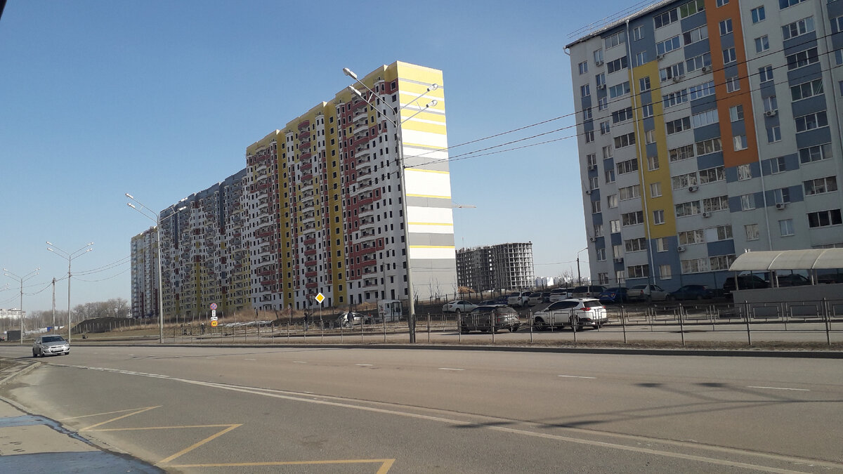 Проспект города в новом микрорайоне. Квартир много, как сдадут, разлетятся как горячие пирожки.