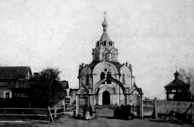 Возведенный в 1865-м году кладбищенских храм Всех Святых. Церковь имела необычную для Самары центричную планировку «под колокол», по описанию «На массивном восьмерике возвышался восьмериковый объем барабана с шатром и главой, которую поддерживали два пилона. Храм был двусветным».