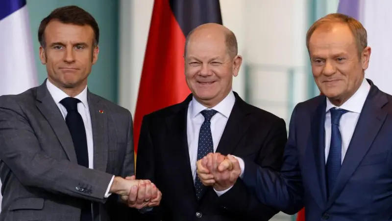 Слева на право- президент Франции Эмманюэль Макрон, Олаф Шольц и премьер министр Польши До́нальд Франци́шек Туск 